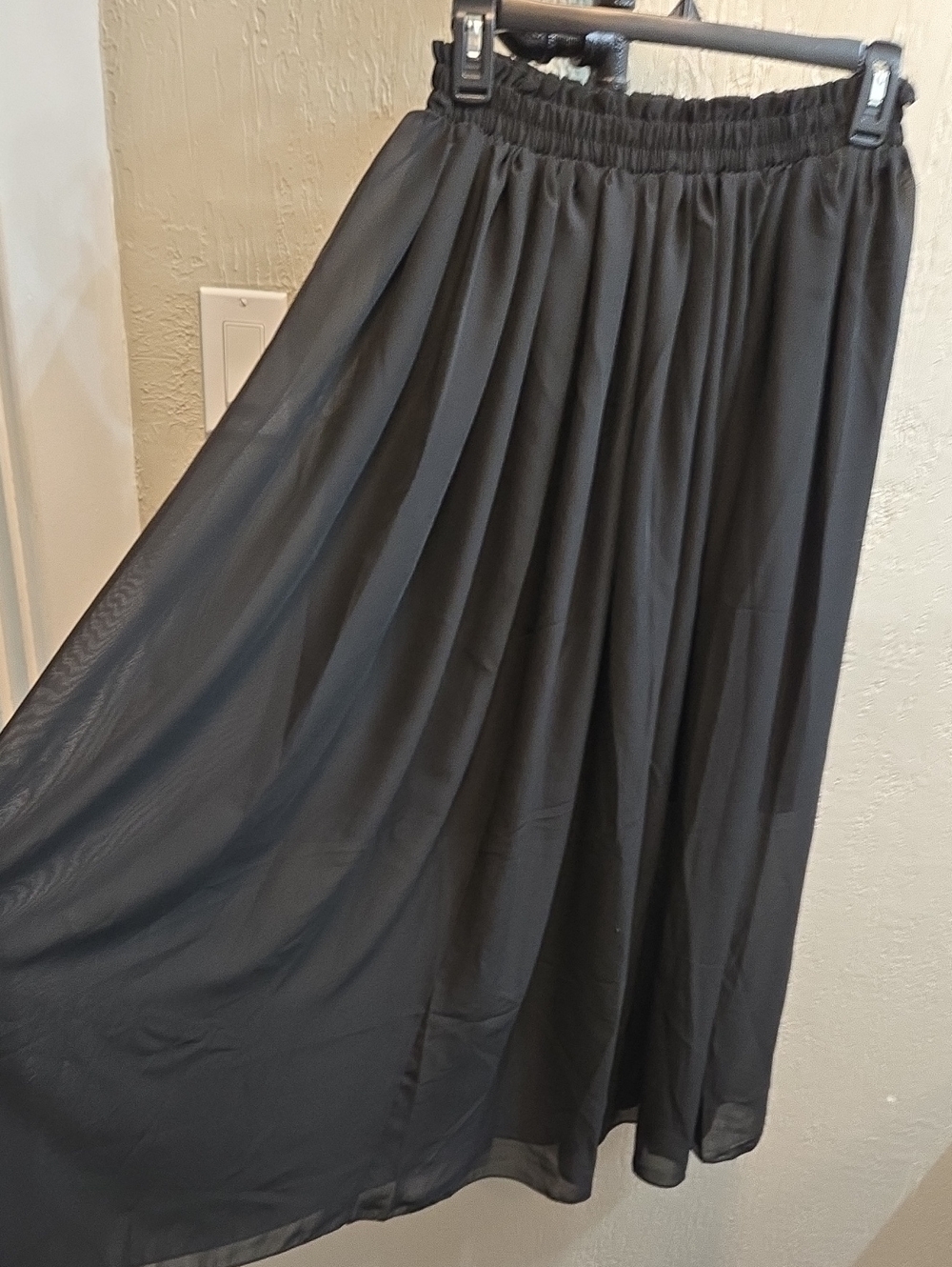 Women’s Black Elastic-Waist Chiffon Maxi Skirt - Picture 3 of 5